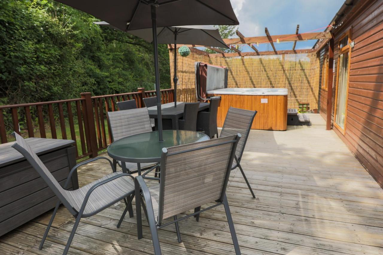Conkers Lodge For 6 With Hot Tub & Secluded Decking - Spa Resort In Devon Chudleigh المظهر الخارجي الصورة