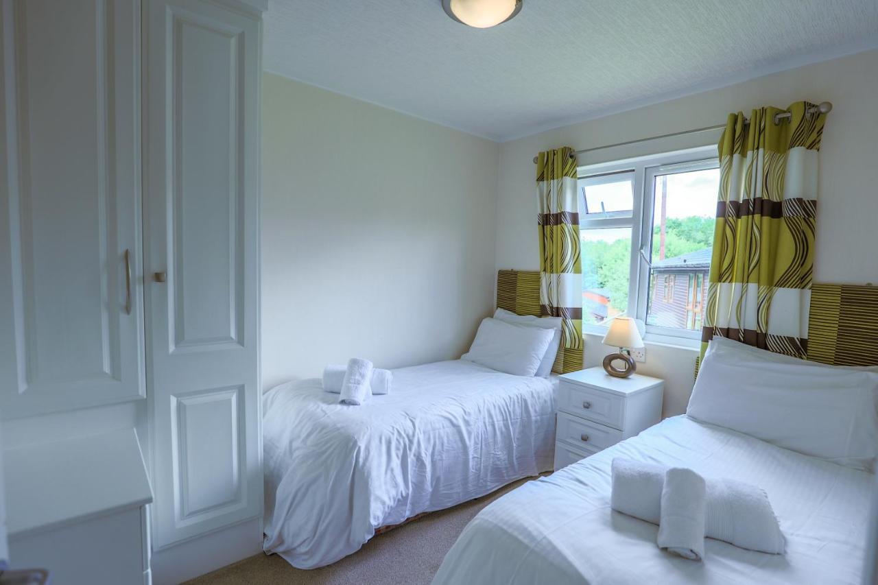 Conkers Lodge For 6 With Hot Tub & Secluded Decking - Spa Resort In Devon Chudleigh المظهر الخارجي الصورة